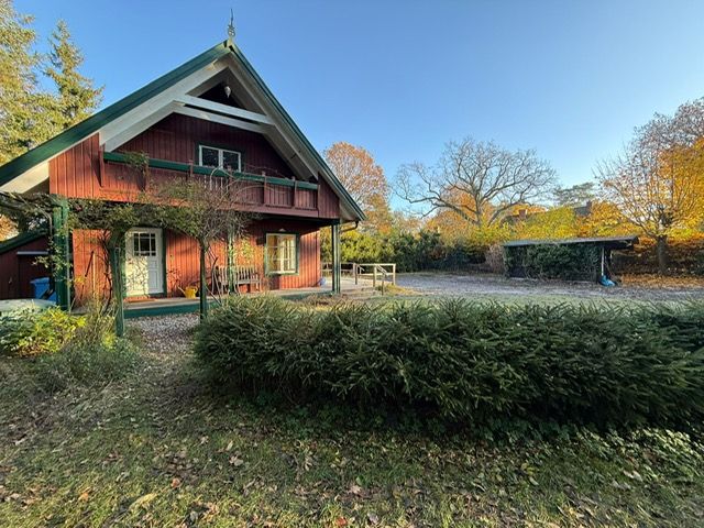 Holzhaus im skandinavischen Stil mit historischem Charme